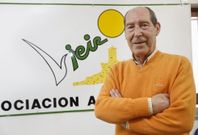 Jos� Manuel V�zquez G�mez, ayer, en la sede de Vieiro, donde ofrecen asesoramiento e informaci�n. 