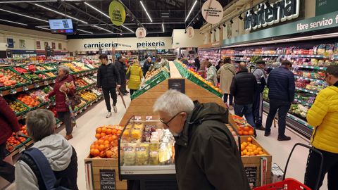 Gran expectaci�n en la reapertura del supermercado Gadis de la calle Rep�blica Arxentina de Noia tras una reforma integral