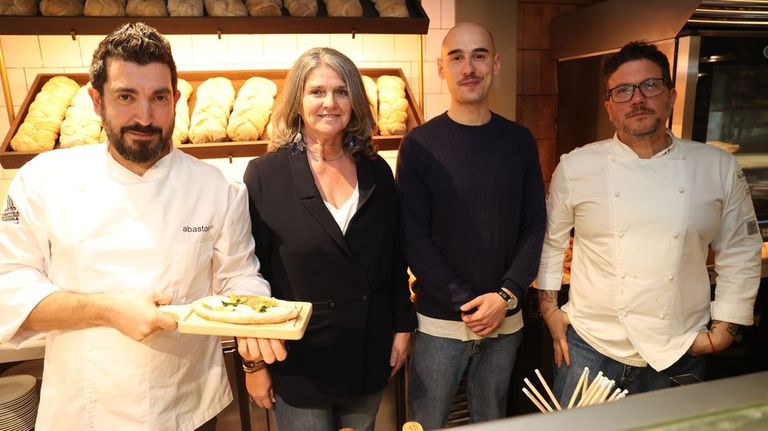 El chef Iago Pazos; Roc�o Crujeiras, CMO de Alda Hotels; Adri�n Acevedo, director de Desarrollo de Negocio de Mercado Boanerges; y el tambi�n cocinero Pablo Pizarro