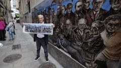 Carlos Montero ante el mural que pintó para la librería Arenas en el callejón de Arévalo
