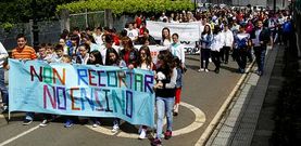M�s de doscientas personas participaron en la primera protesta contra el recorte docente en el CPI Cami�o de Santiago. 