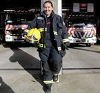 Lidia G�mez, junto a la flota del parque comarcal de Betanzos.