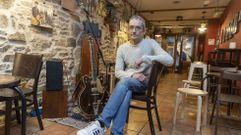 Javier Pardo, en el Caf� Bar Musical Arume, donde tratan de �salir a flote� ofreciendo conciertos cinco d�as a la semana. �l y su mujer sue�an con llenar tambi�n el local por las tardes y tientan la hora de la merienda con chocolate con churros y postres caseros. Adem�s, organizan comidas y cenas para grupos peque�os (su aforo es de 52 personas), �siempre con m�sica en vivo y precios asequibles�, destaca la pareja de hosteleros. 