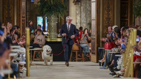 El dise�ador Tommy Hilfiger sali� a despedirse con el perro de Travis Kelce y Taylor Swift