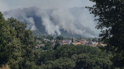 El fuego llegó a acercarse peligrosamente a las casas