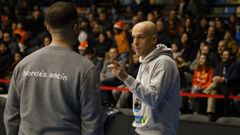 Carles Marco, t�cnico del Leyma Coru�a, charla con el delegado del equipo en un entrenamiento a puertas abiertas.