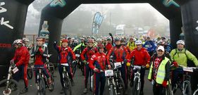 La niebla no desanim� a los participantes en la Marcha de las Rosquillas. 