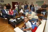 Los ni�os saharauis, sus familias de acogida y las autoridades, ayer, en el consistorio carball�s. 