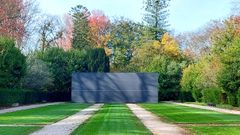 Un monolito horizontal, obra del arquitecto luso Nuno Brandao, es la puerta a la experiencia art�stica.