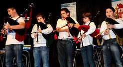 Los j�venes gaiteiros de la asociaci�n Adro actuaron el domingo en el auditorio de Baio.