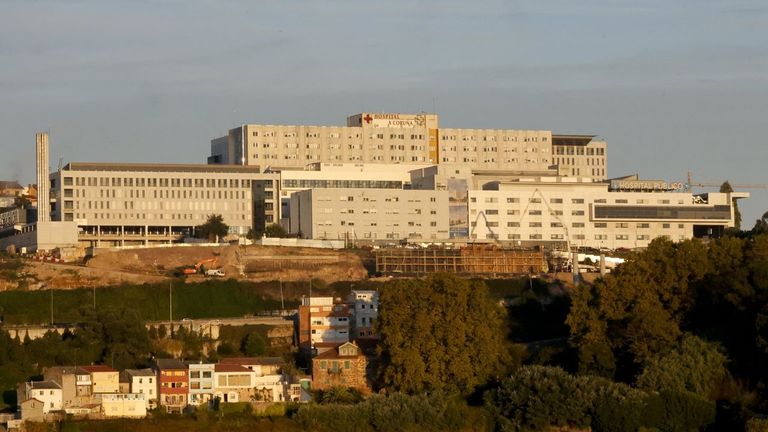 Vista frontal del n�cleo central del Chuac con las obras de los accesos la parte baja del hospital