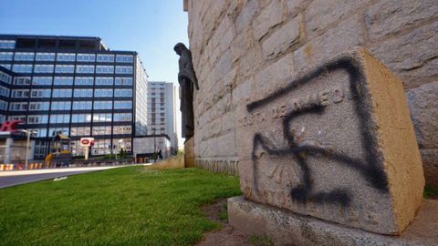 Pintadas en uno de los monolistos franquistas de la plaza del Fresno de Oviedo