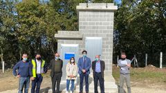 El delegado territorial de la Xunta, Javier Arias, y el alcalde de Pant�n, Jos� Luis �lvarez -tercero y segundo por la derecha, respectivamente-, asistieron al acto de recepci�n de la obra