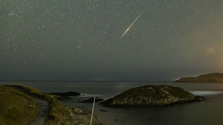 Perseidas en Lires. La fotoperiodista de La Voz Ana Garc�a inmortaliz� la lluvia de estrellas en la madrugada previa al eclipse desde Lires (Cee), donde �no hay contaminaci�n lum�nica con un cielo espectacular�, explica. Adem�s, no hab�a nubes. El verano es ideal para la observaci�n astron�mica, recuerda, y de manera especial, para las perseidas, sin olvidarse del mar de ardora.