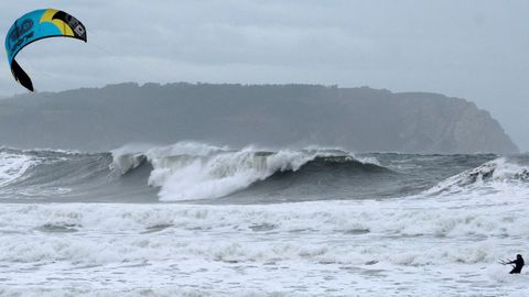 Un practicante de kitesurf en la playa de San Juan de Nieva en una jornada marcada por fuertes rachas de viento
