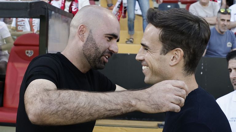 Claudio Gir&aacute;ldez e &Iacute;&ntilde;igo P&eacute;rez, salud&aacute;ndose en el Rayo-Celta de la primera vuelta.