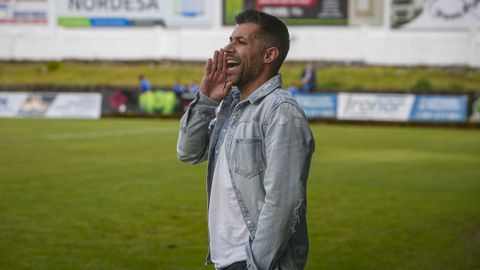 Tiz�n, dando indicaciones a los suyos ante el Gran Pe�a