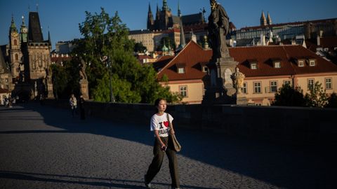Una mujer camina a primera hora de la ma�ana en Praga (Rep�blica Checa).