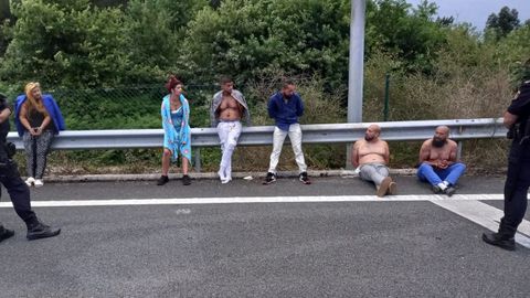Los seis detenidos por la pelea multitudinaria de Ribeira en el peaje de la AP-9 en Teo.