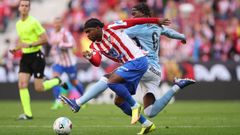 Lookman e Ilaix durante un lance de la primera parte del Atl&eacute;tico-Celta