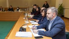 Concejales del PP, en primer t�rmino el portavoz, Rub�n Lorenzo, en un pleno de Carballo.