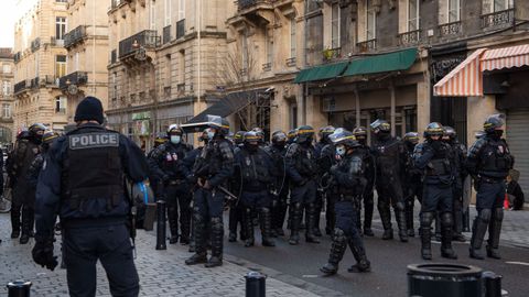 Agentes de polic�a observan a los manifestantes durante una protesta contra la  nueva ley de seguridad global, en Burdeos el 12 de diciembre 