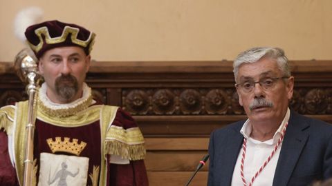 El concejal del PSOE Luis Manuel Flórez (d) da un discurso durante el pleno constitutivo del Ayuntamiento de Gijón