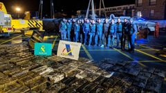 Integrantes del ECO Galicia que lideraron la investigacin que implic la localizacin y el decomiso del primer narcosubmarino de Europa. En la foto, en el puerto de Aldn, posando junto al artefacto la madrugada que se reflot.