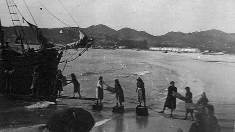 Imagen de archivo de mujeres descargando pescado en Rodeira en el siglo XX.