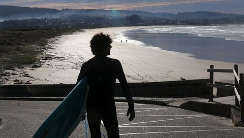 Un surfista baixa a praia da Lanzada. 12/01/2024