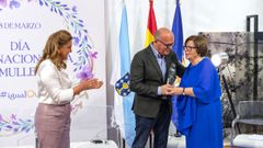 Jos� Manuel Baltar entrega un regalo a Maricarmen Canal, de Aceites Abril