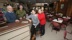 Carlos Dom�nguez, a la izquierda, junto a su mujer Mar�a y sus hijos.