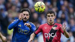 Costas y Camello disputan un bal�n en el Real Oviedo-Rayo de la primera vuelta