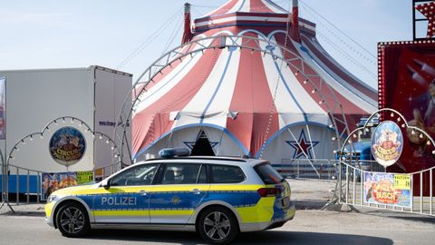 Un vehculo policial en Bautzen frente al circo donde ocurri la tragedia.