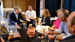 Un momento de la reuni�n de Lores con  la directora-gerente del Invied en el Concello de Pontevedra