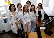 Parte del equipo multidisciplinar que se encarga de los c�nceres de pulm�n en el Hospital Xeral: de izquierda a derecha, Cecilia Mouronte Roib�s (neum�loga residente), Maribel Botana Rial (neum�loga), Virginia Leiro Fern�ndez (neum�loga), Ana Gonz�lez Pi�eiro (pat�loga), Esmeralda Garc�a Rodr�guez (enfermera gestora de casos), Amara Tilve G�mez (radi�loga de t�rax).