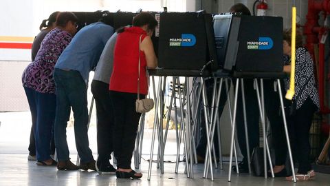 Votantes en un colegio de Miami, Florida