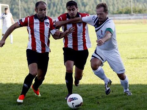 Dos jugadores del Lourenz corren por el baln ante el O Pramo.