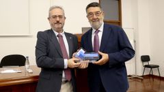 V�ctor Arce entreg� el Premio C�tedra de Educaci�n M�dica USC-Semergen a Juan Gestal