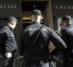Agentes de polic�a, frente a la joyer�a Calvo, en R�a Nueva. 