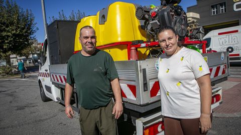 Pedro Creo y Goretti Seoane, con uno de los camiones cisterna que usan para el abastecimiento de agua a n&uacute;cleos