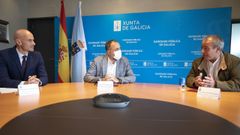 El gerente del �rea sanitaria de Pontevedra, Jos� Flores, el conselleiro de Sanidade, Julio Garc�a Comesa�a, y el alcalde de Campo Lameiro, Carlos Costa