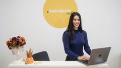 Katia, en el recibidor de su academia en Ourense