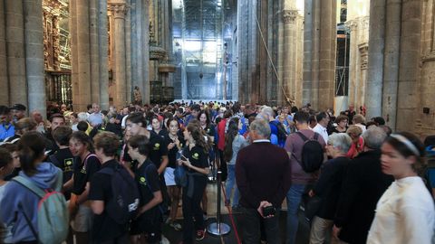 Muchos turistas optan por actividades a cubierto, como visitar la Catedral de Santiago.