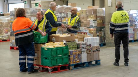 Voluntarios del Banco de Alimentos de Asturias en el almac�n central de Alimerka recogiendo productos