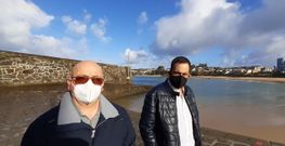 �ngel y Francisco, patr�n mayor de la cofrad�a, en el muelle del paseo mar�timo de Mera