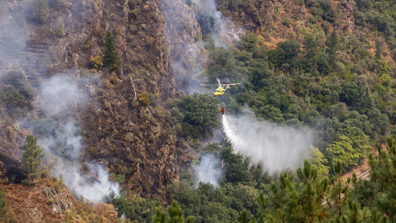 El fuego en la desembocadura del río Lor apenas está localizado ya en un puñado de focos con menos fuerza