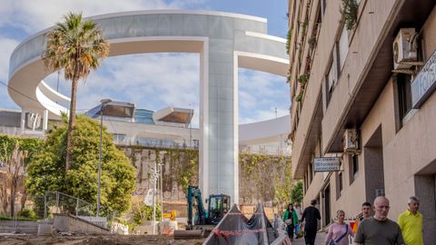 El ascensor Halo, un nuevo icono de la urbe ol�vica, salva el desnivel entre Garc�a Barb�n y Vialia en apenas unos segundos. Pronto se llegar� a �l por una cinta mec�nica de 30 metros a trav�s de la calle Seraf�n Avenda�o.
