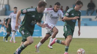 Azael conduce el bal�n perseguido por Rachad un un lance del partido en el Kiko Rey.
