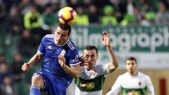 Christian Fernandez Elche Real Oviedo Martinez Valero.Christian Fern�ndez cabecea un bal�n ante el Elche